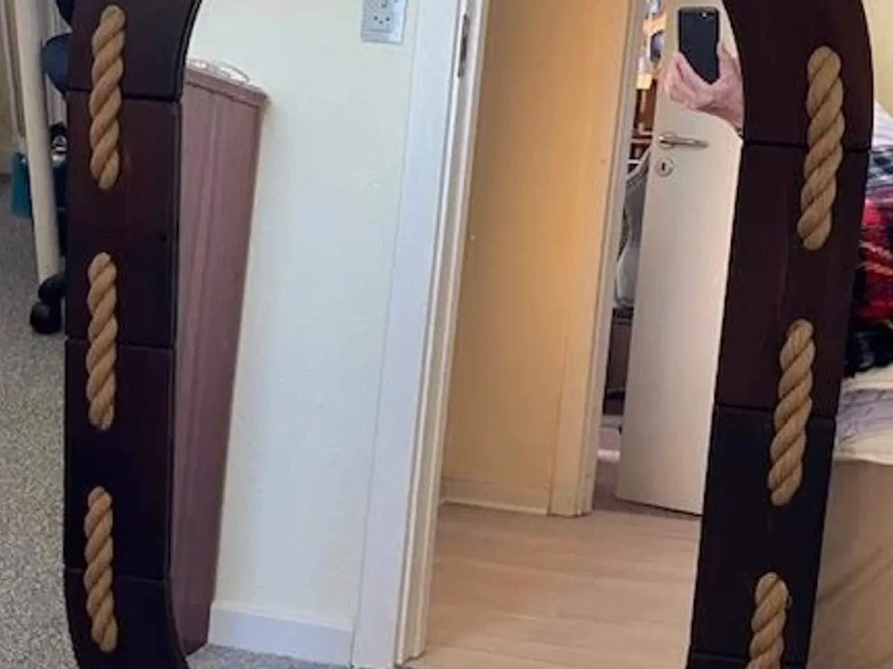 Billede 2 - Spisebordsstole og spejl bortgives.