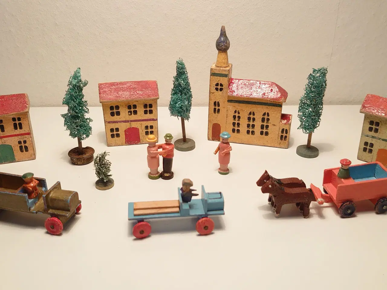 Billede 1 - Erzgebirge:Miniature by med køretøjer, figurer mm.