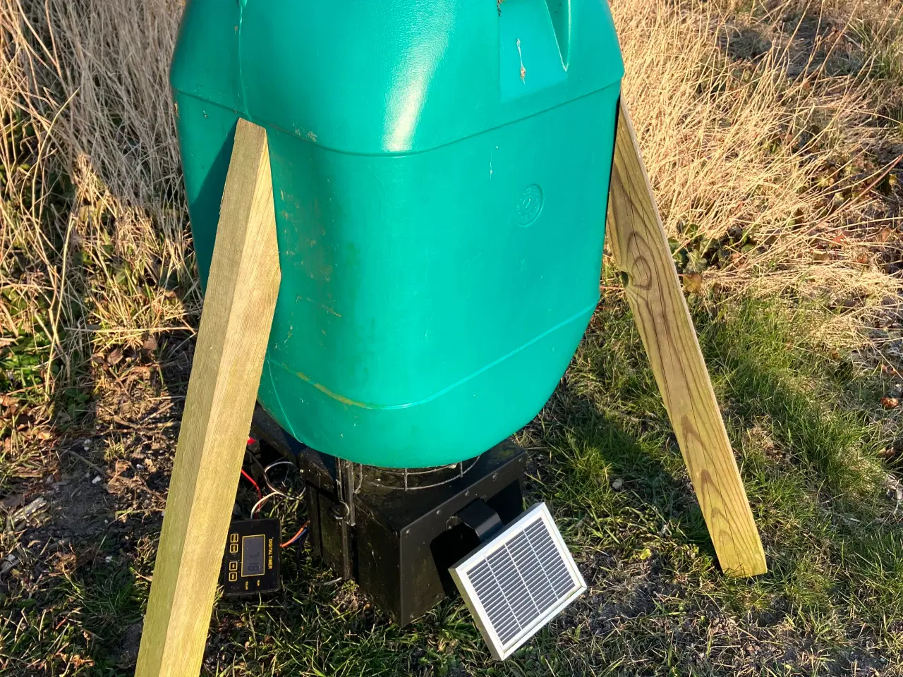 Billede 1 - FODERTØNDE MED HUNTCOM FODERAUTOMAT MED SOLCELLE