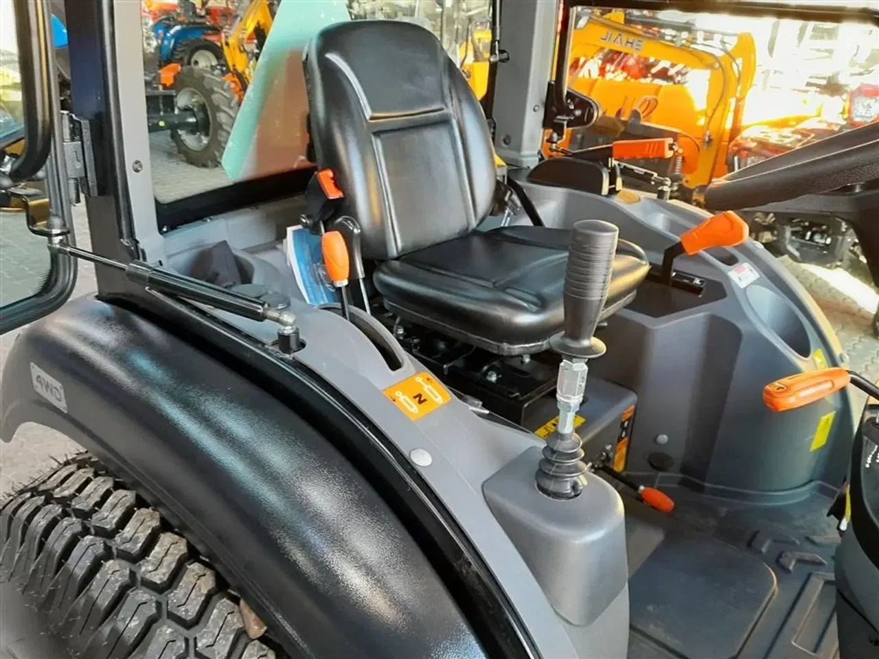 Billede 6 - Solis 26  kabine/frontlæsser/græsdæk