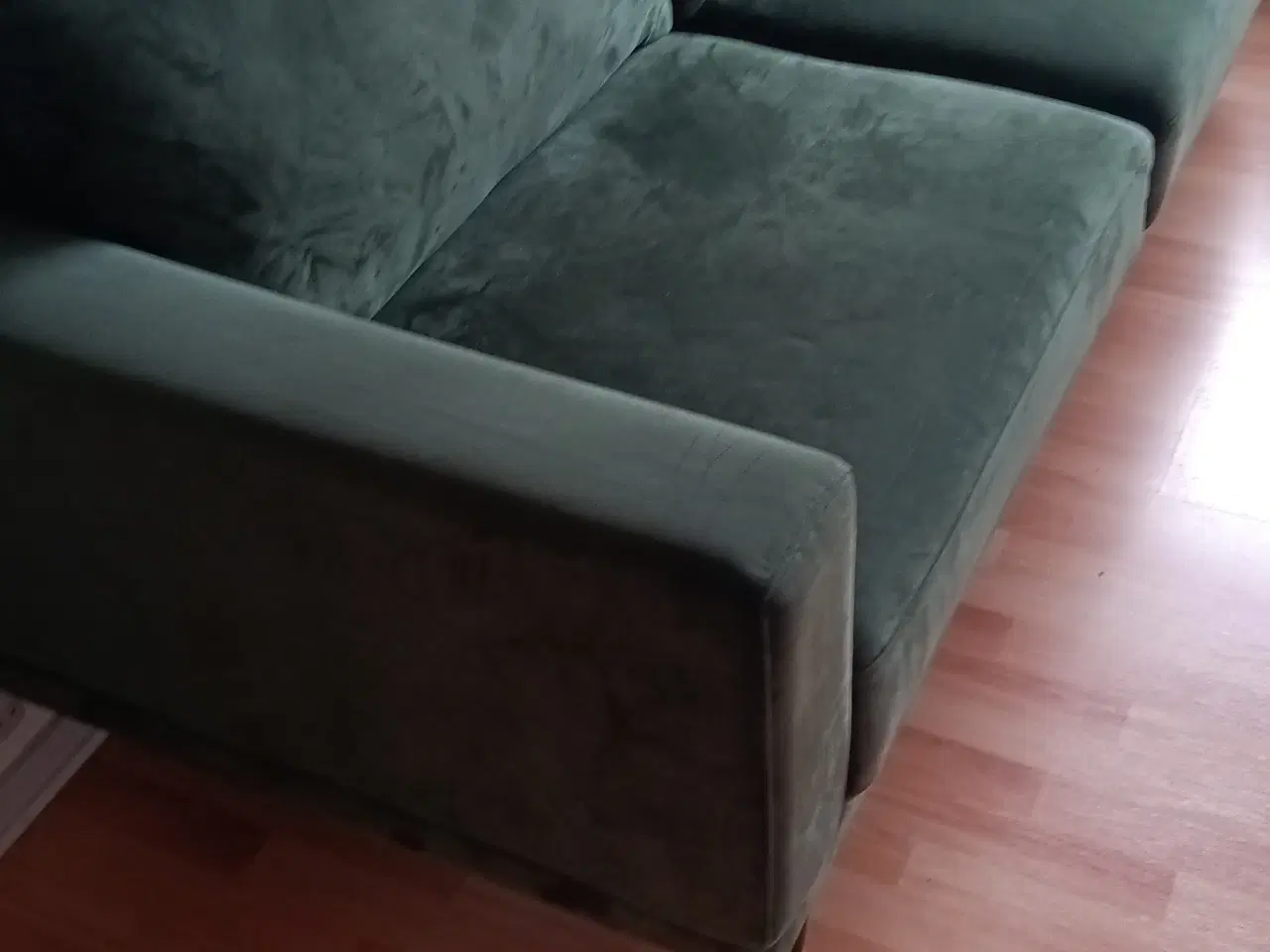 Billede 2 - Flot sofa i grøn velour.
