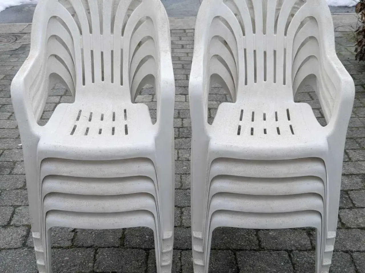 Billede 1 - 8 plastic stole med hynder