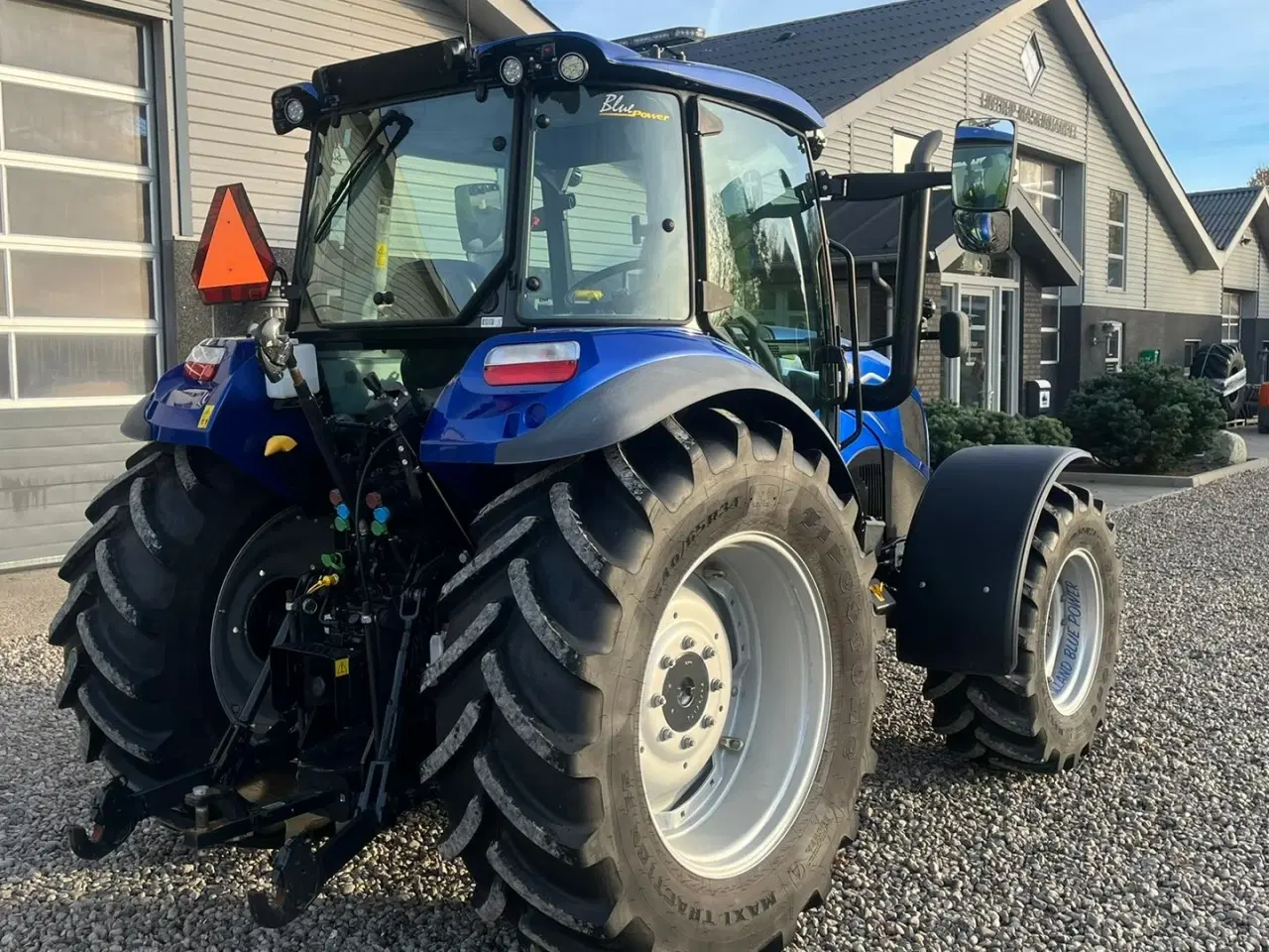 Billede 18 - New Holland T5.100 Blue Power udstyrs model, med brede hjul, frontlift og ekstra lys.