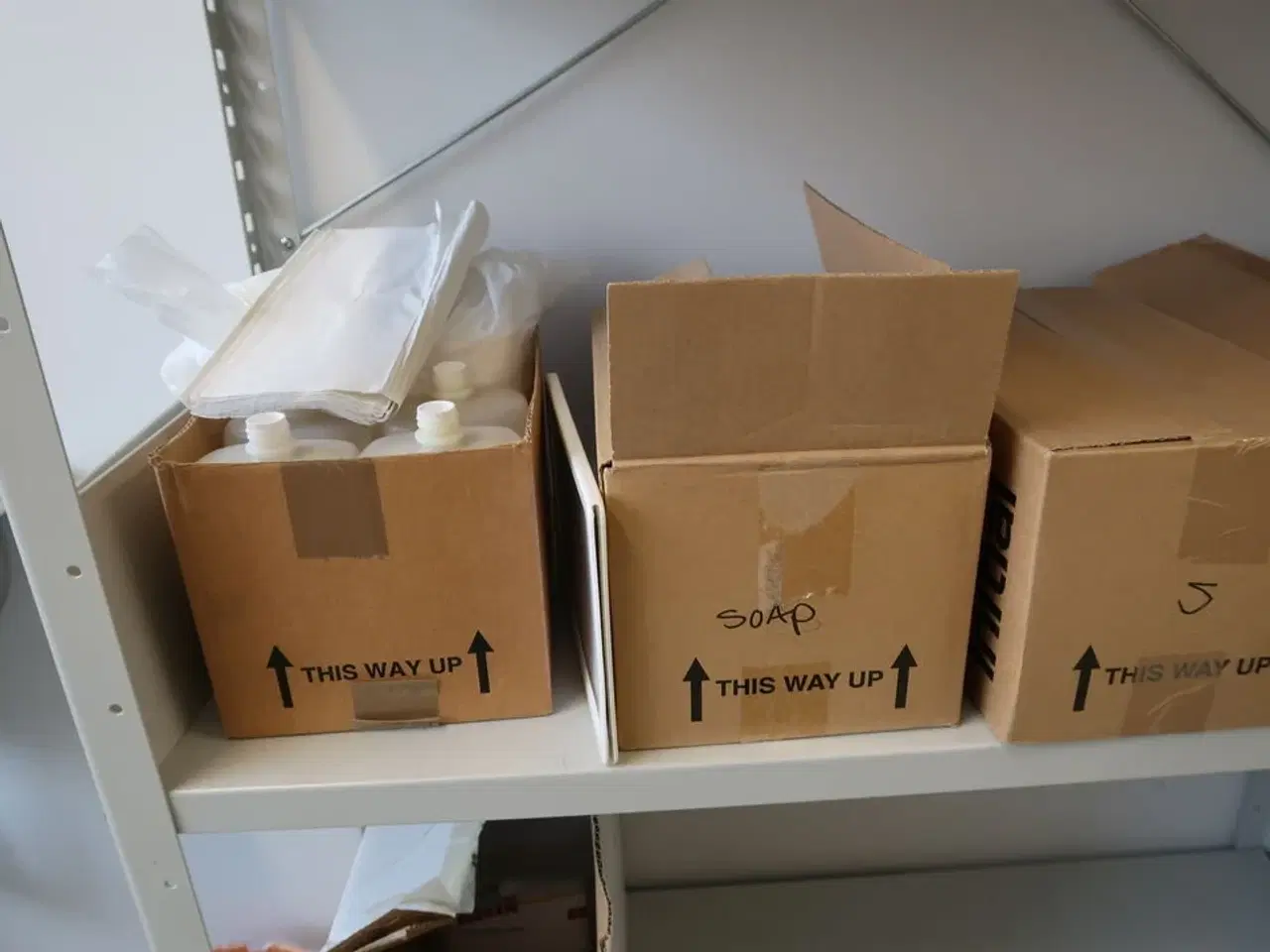 Billede 18 - 3 fag lagerreoler med div. Rengøringsmidler, rengøringsartikler m.m.