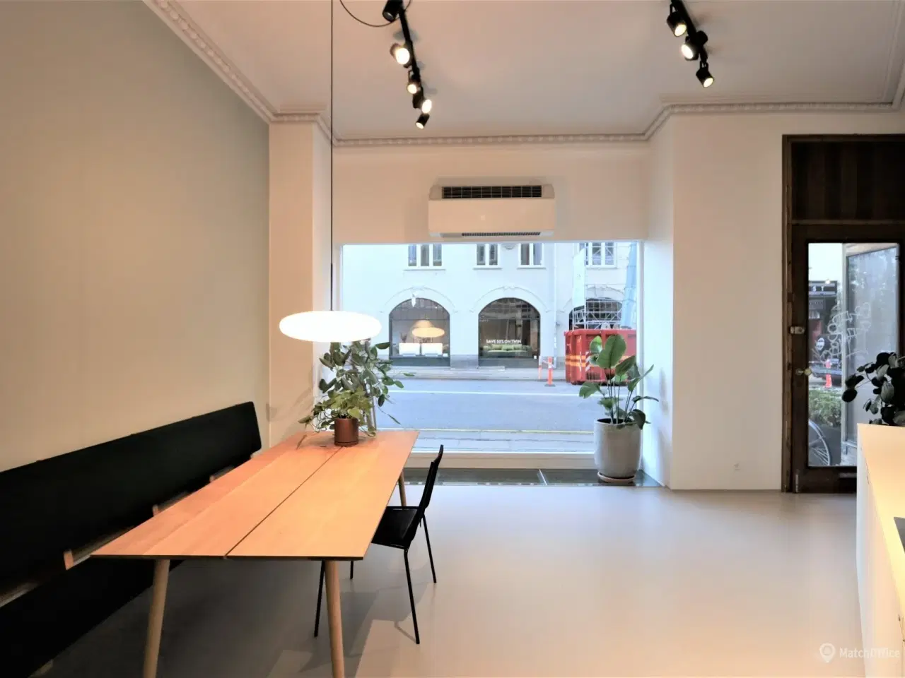 Billede 5 - Hjørnebutik med store facadevinduer