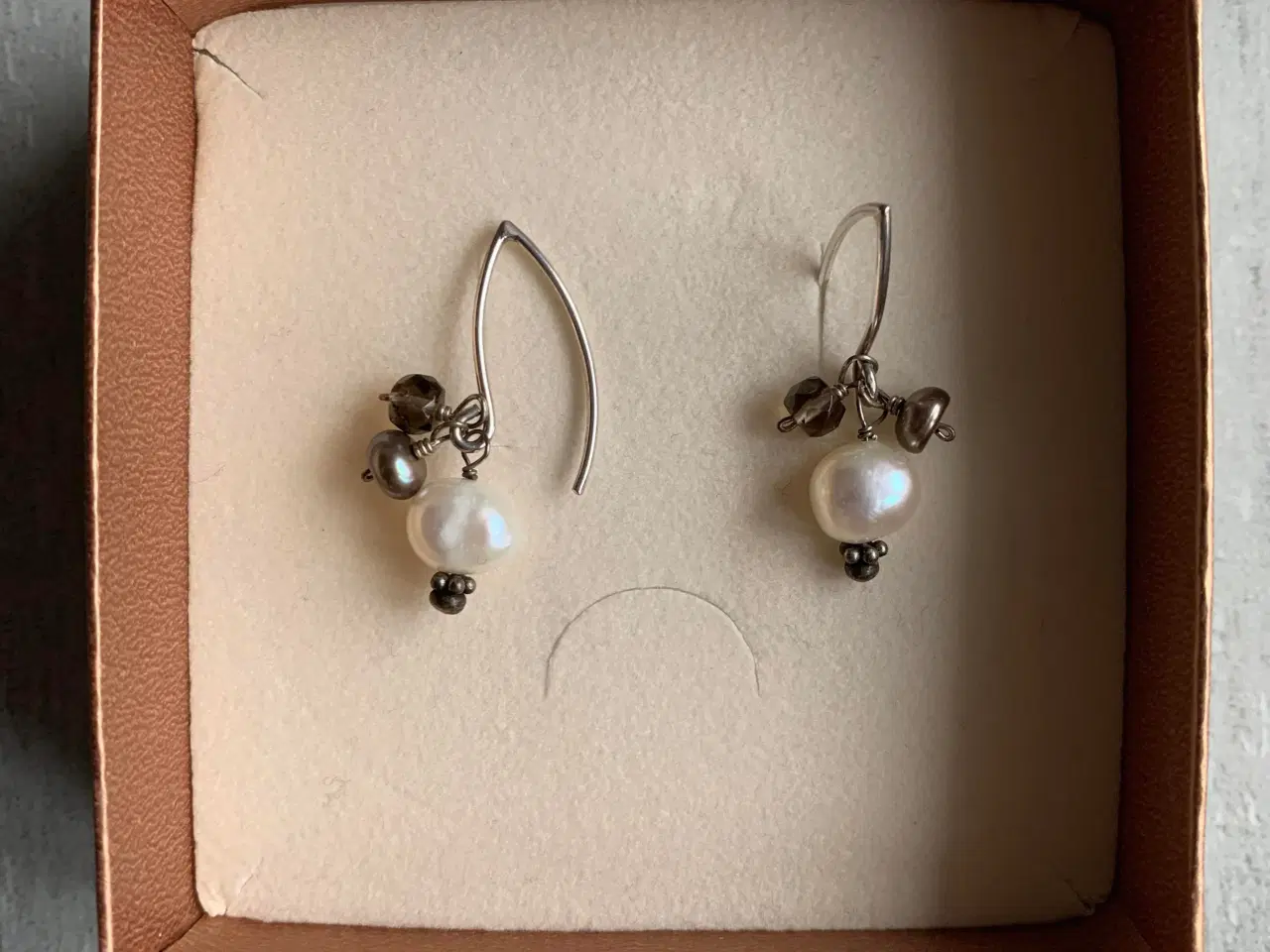 Billede 2 - Øringe med perler og smykkesten