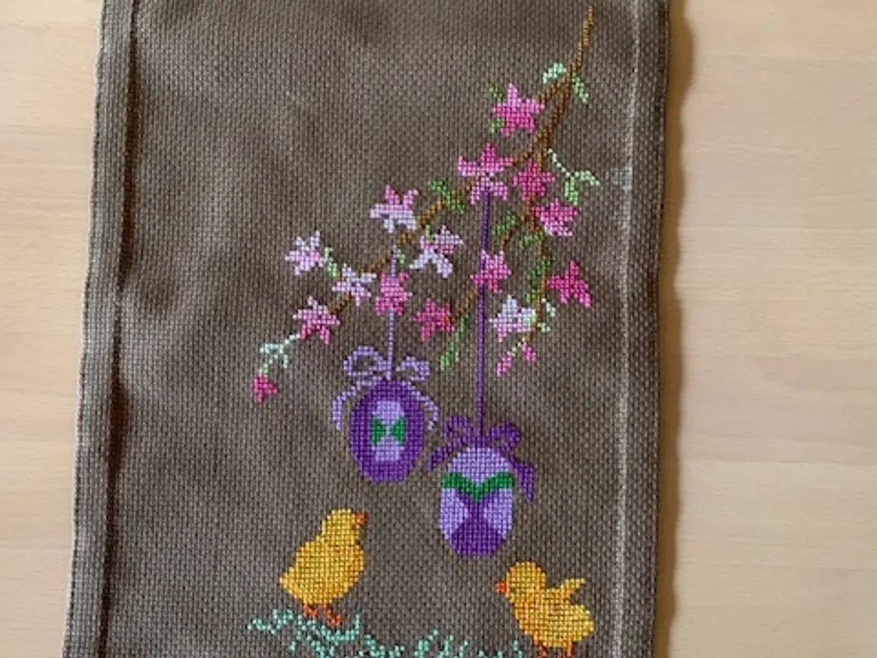 Billede 2 - Påskeløber, håndbroderet - ny / ubrugt