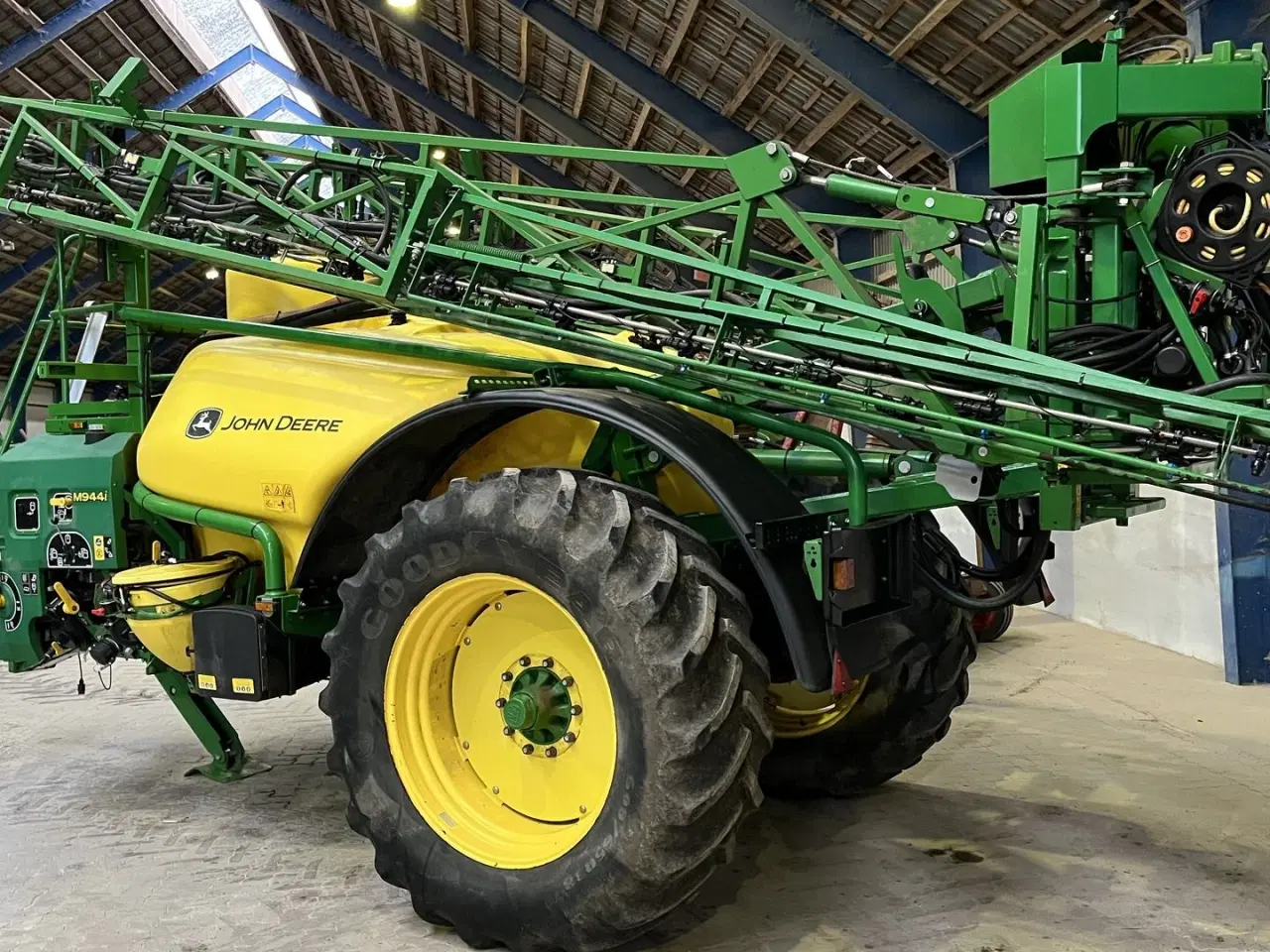 Billede 1 - John Deere M944i isobus 28 m 4400 l.