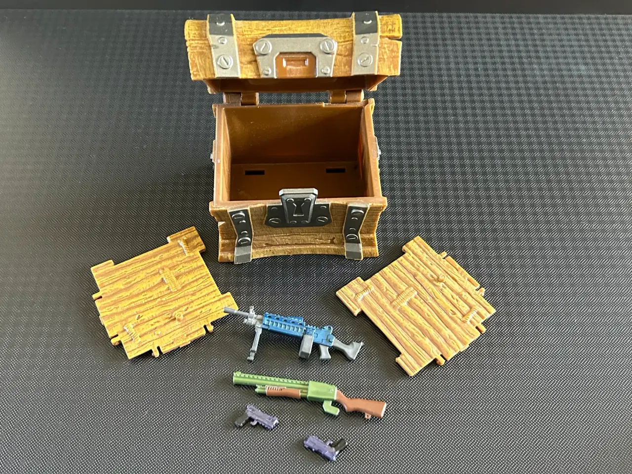 Billede 2 - 5 Fortnite figurer, 1 kiste, våben og byggeplader