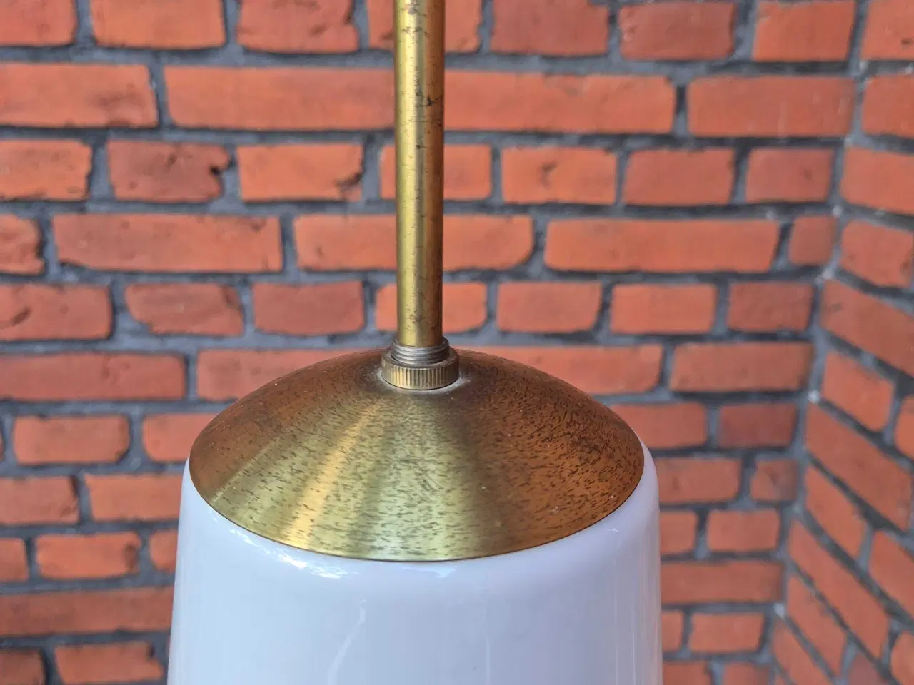 Billede 5 - Elegant retrolampel i opalglas med messingtop