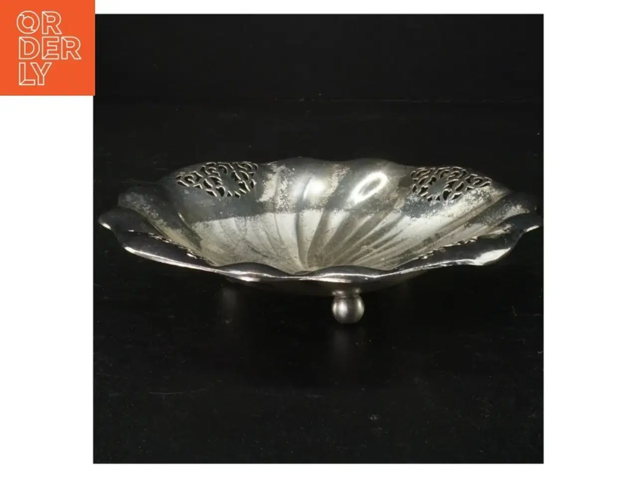 Billede 1 - Sølvfarvet bakke med udsmykninger (str. Ø 20 cm)