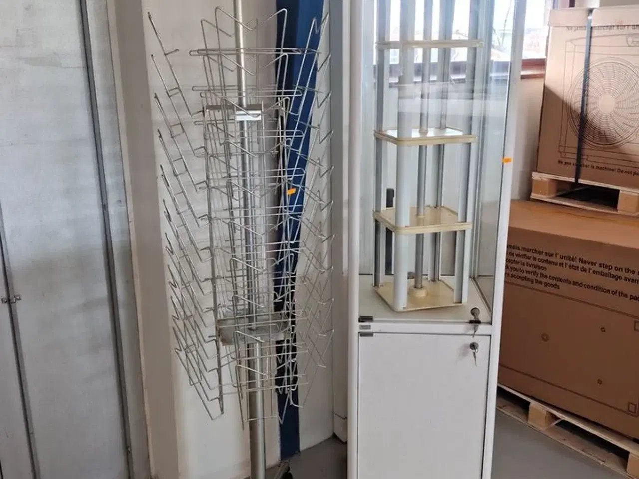 Billede 1 - Glasmontre og stativ