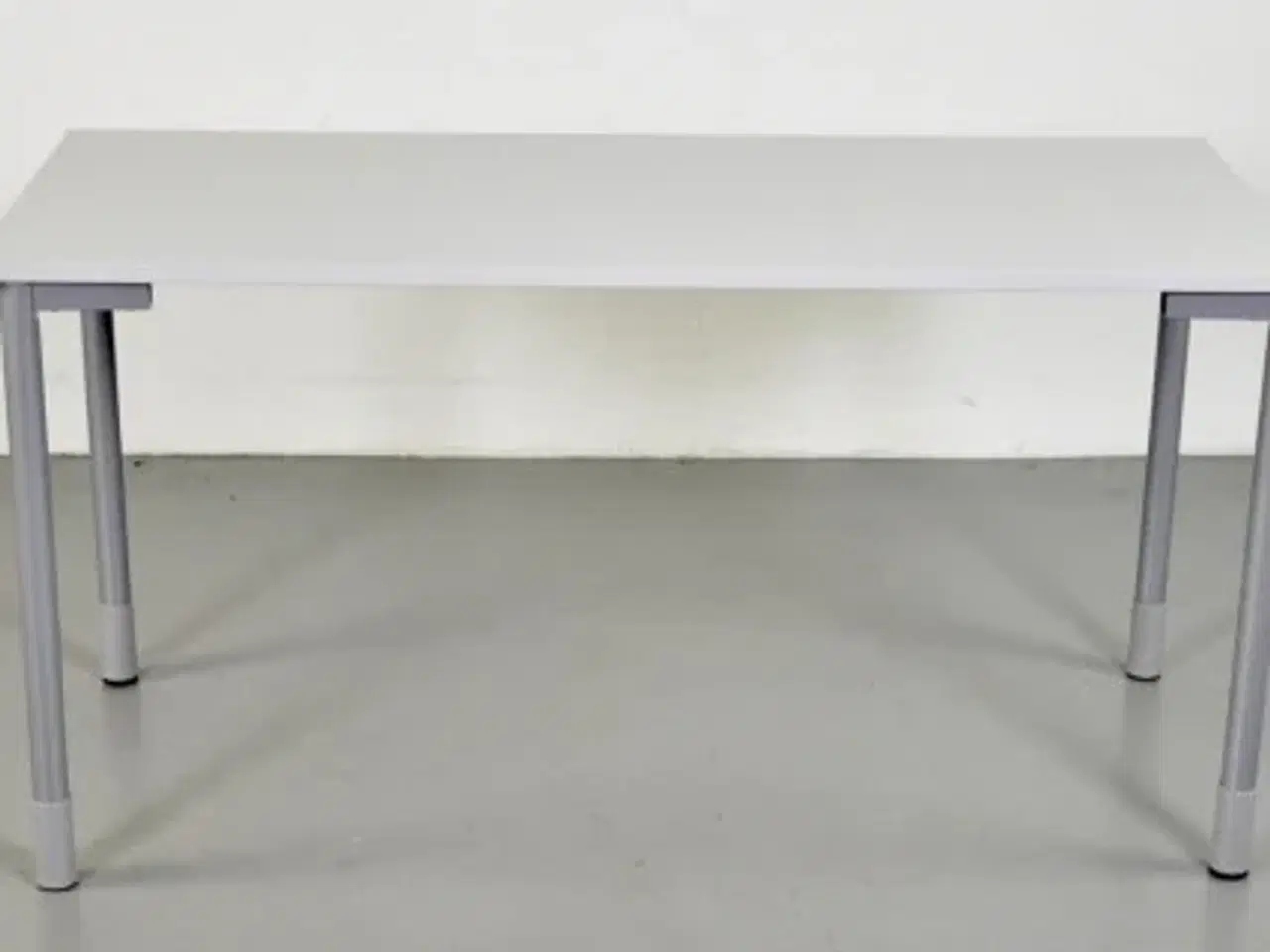 Billede 1 - Kinnarps skrivebord med hvid plade på grå ben