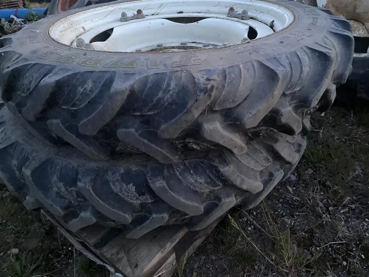 Billede 6 - BKT 270/95R48 og 230/95R32. Prisen er for alle 4 stk.
