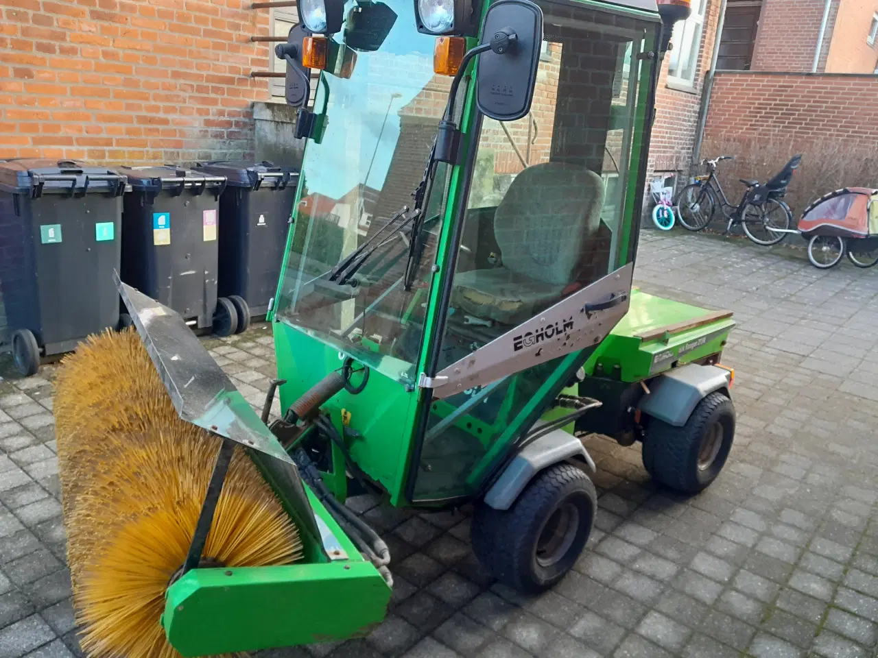 Billede 4 - Egholm med kost,