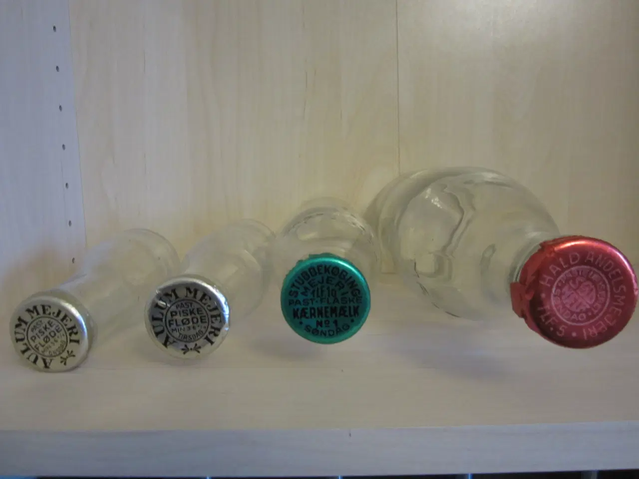 Billede 3 - Gamle mælkeflasker med kapsler