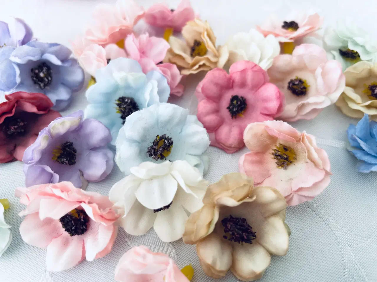 Billede 1 - Små kunstig blomster i forskellige farver 