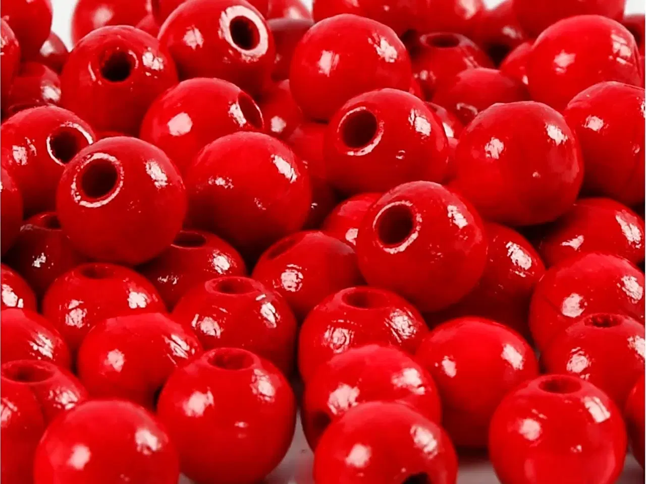 Billede 1 - Røde træperler 8 mm - 15g til kreative projekter