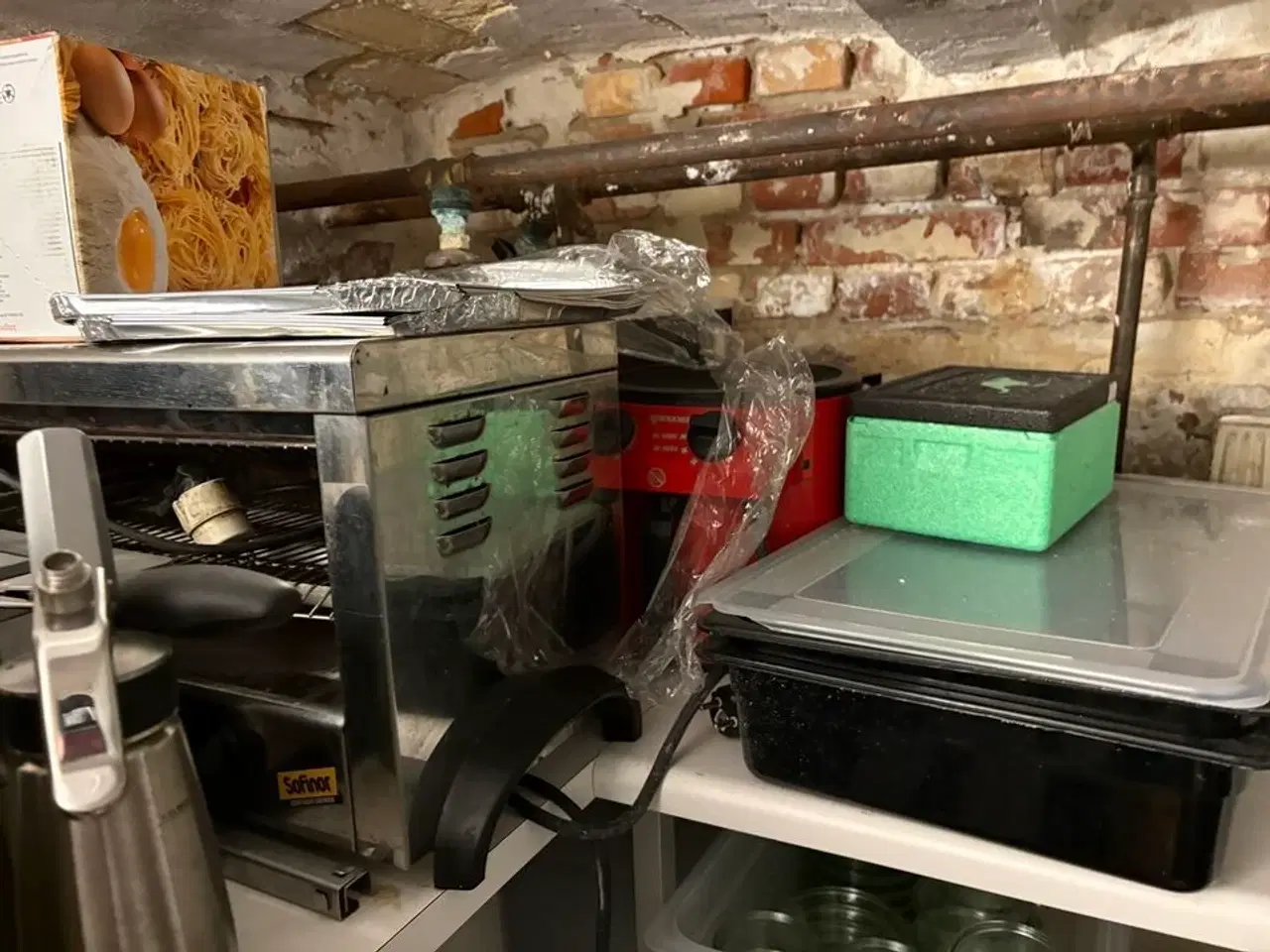 Billede 10 - Indhold i kælderrum af diverse emballage, gastrobakker, køkkenmaskiner, m.v.