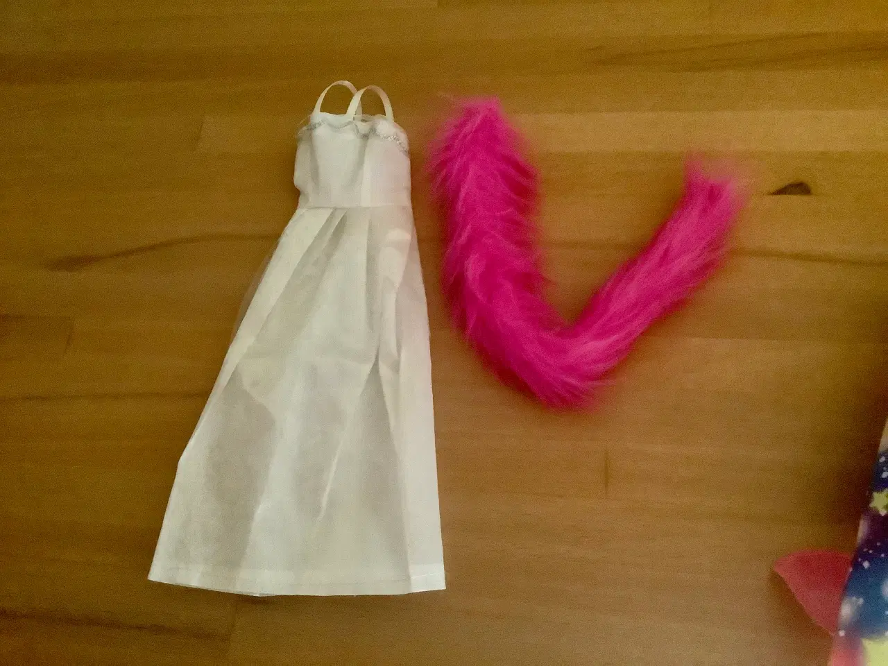 Billede 4 - Barbie tøj. Prisen er for det hele.