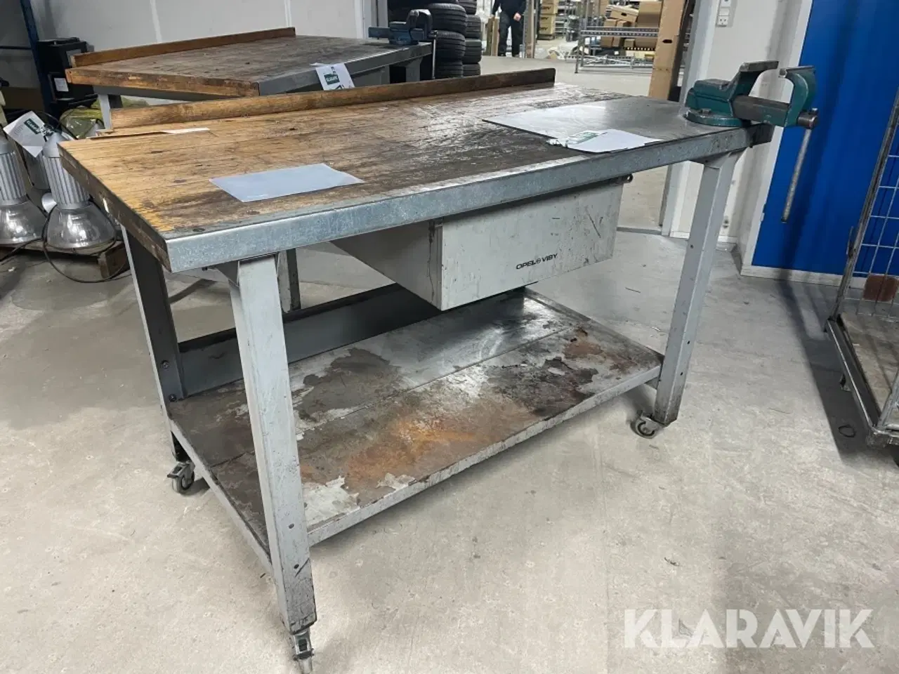 Billede 1 - Arbejdsbord på hjul med skruestik