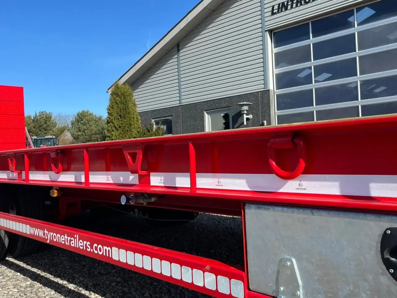Billede 12 - Tyrone 27TLL LANG MODEL med Affjedret træk og affjedret aksler. Med hydrauliske ramper og værktøjskasse