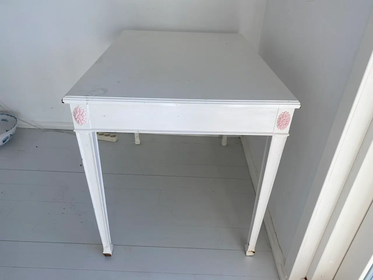 Billede 1 - Fint hvidmalet bord