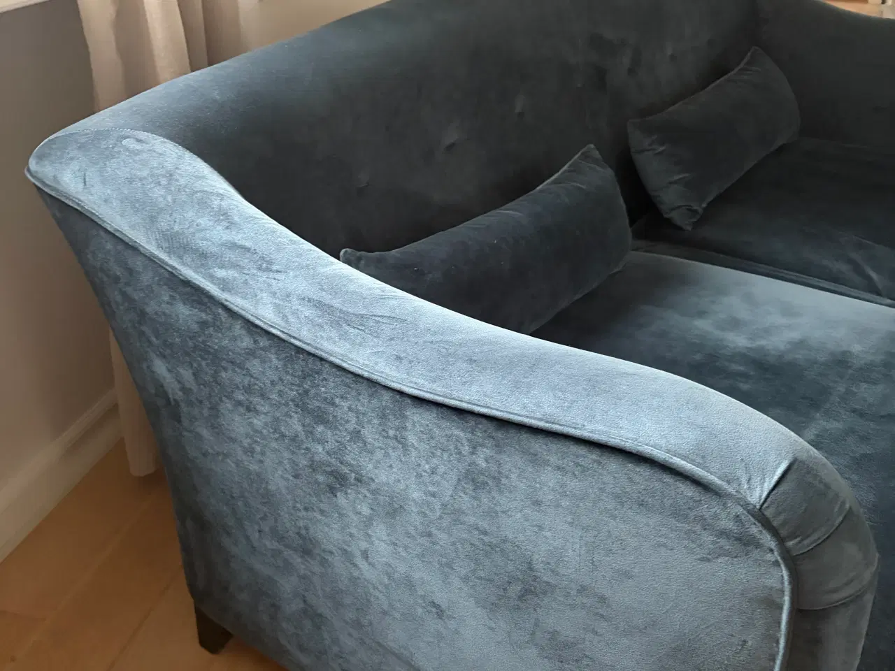 Billede 2 - Blå velour sofa