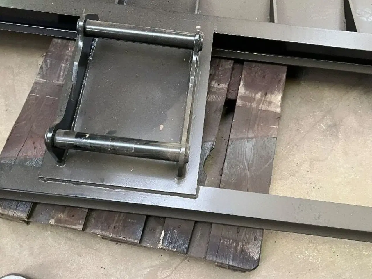 Billede 5 - Forskelligt udstyr Afretter / Skovl stativ Skovl stativ