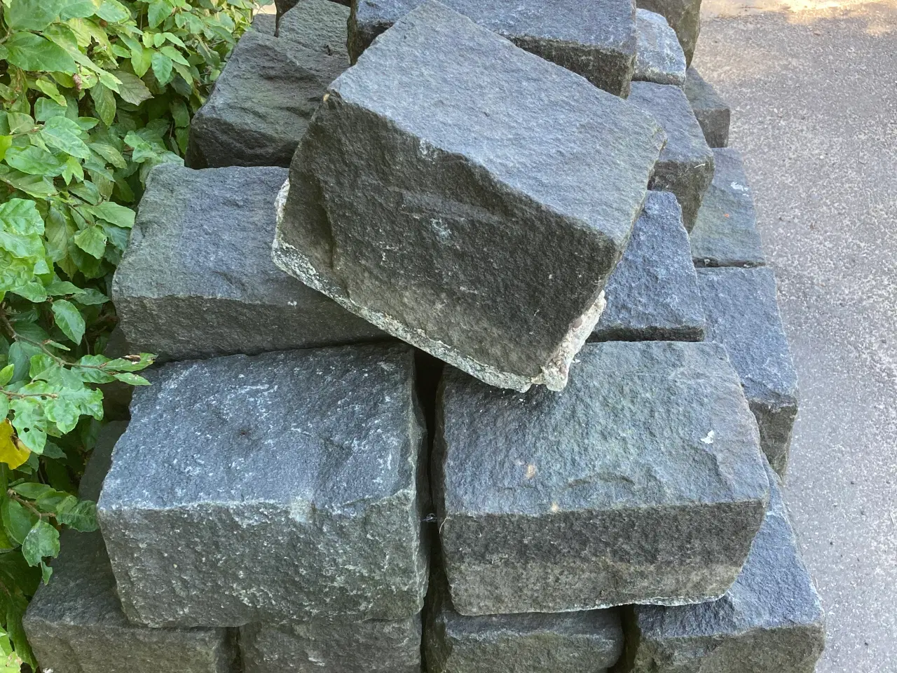 Billede 2 - Brosten (ca. 50 stk) mørk granit 15-25 cm