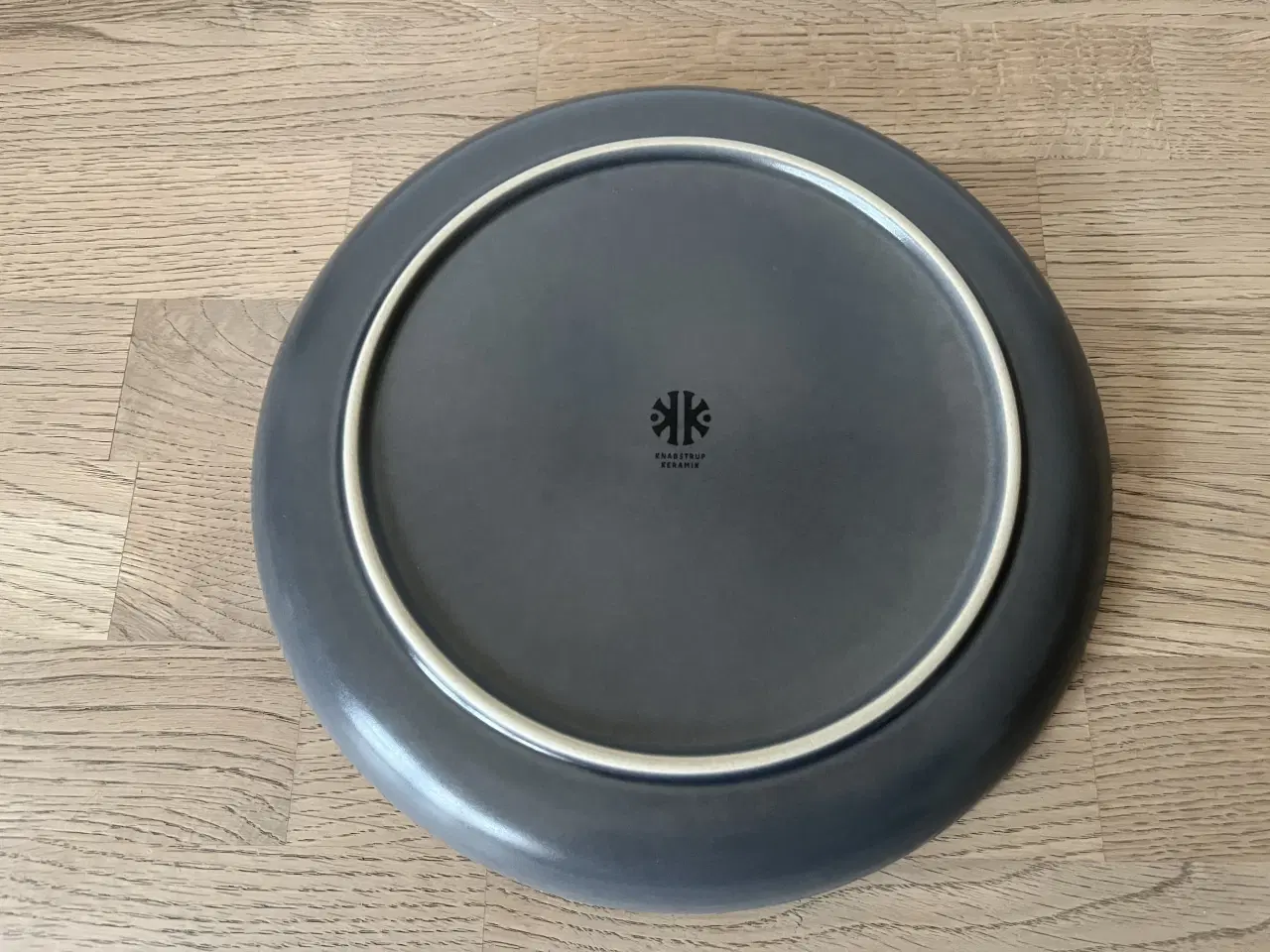 Billede 2 - Næsten ny - Grå Knabstrup tallerken - Ø: 22 cm