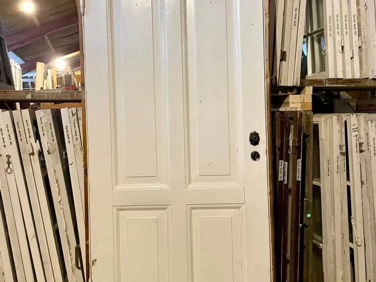 Billede 1 - Klassisk, venstrehængt Dannebrogsdør m. karm