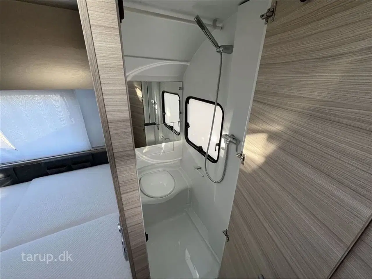 Billede 13 - 2026 - Adria Altea 402 PH   Dobbeltseng, el-gulvvarme, stort køleskab, 3 gasblus, side-siddegruppe, stabilisator, serviceklap, glasfibersider