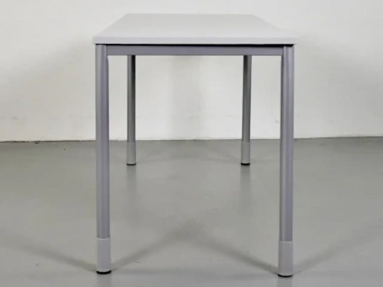 Billede 9 - Kinnarps skrivebord med hvid plade på grå ben