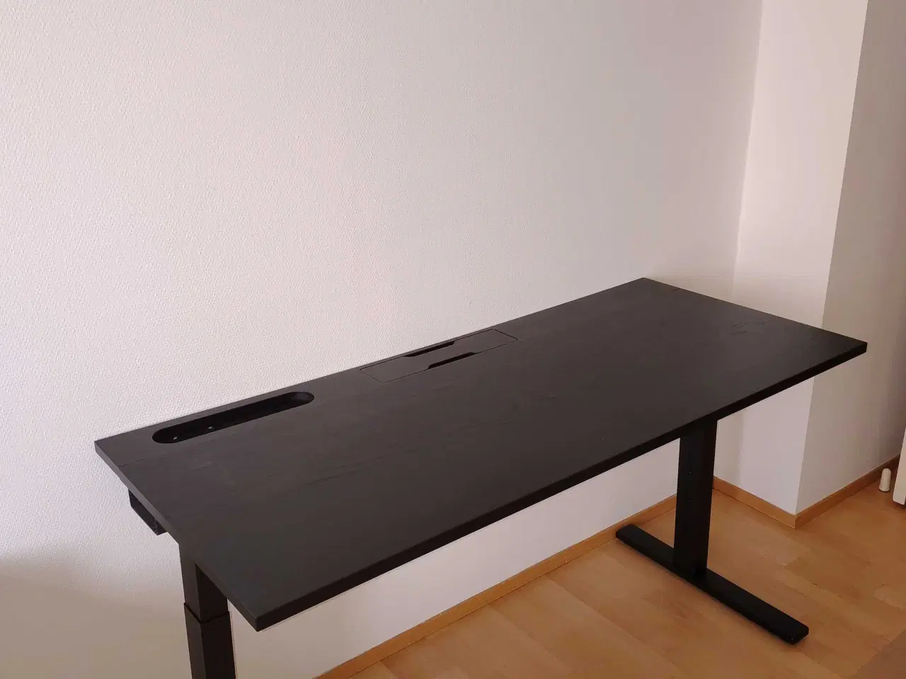 Billede 2 - "Flot, stilrent ikea Mitzzon hæve-/sænke bord