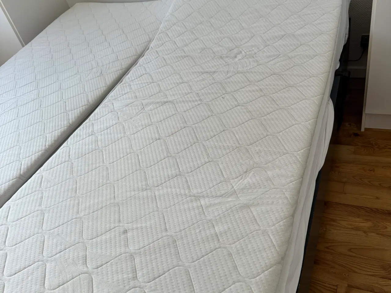 Billede 1 - Elevationsseng med topmadras / delt