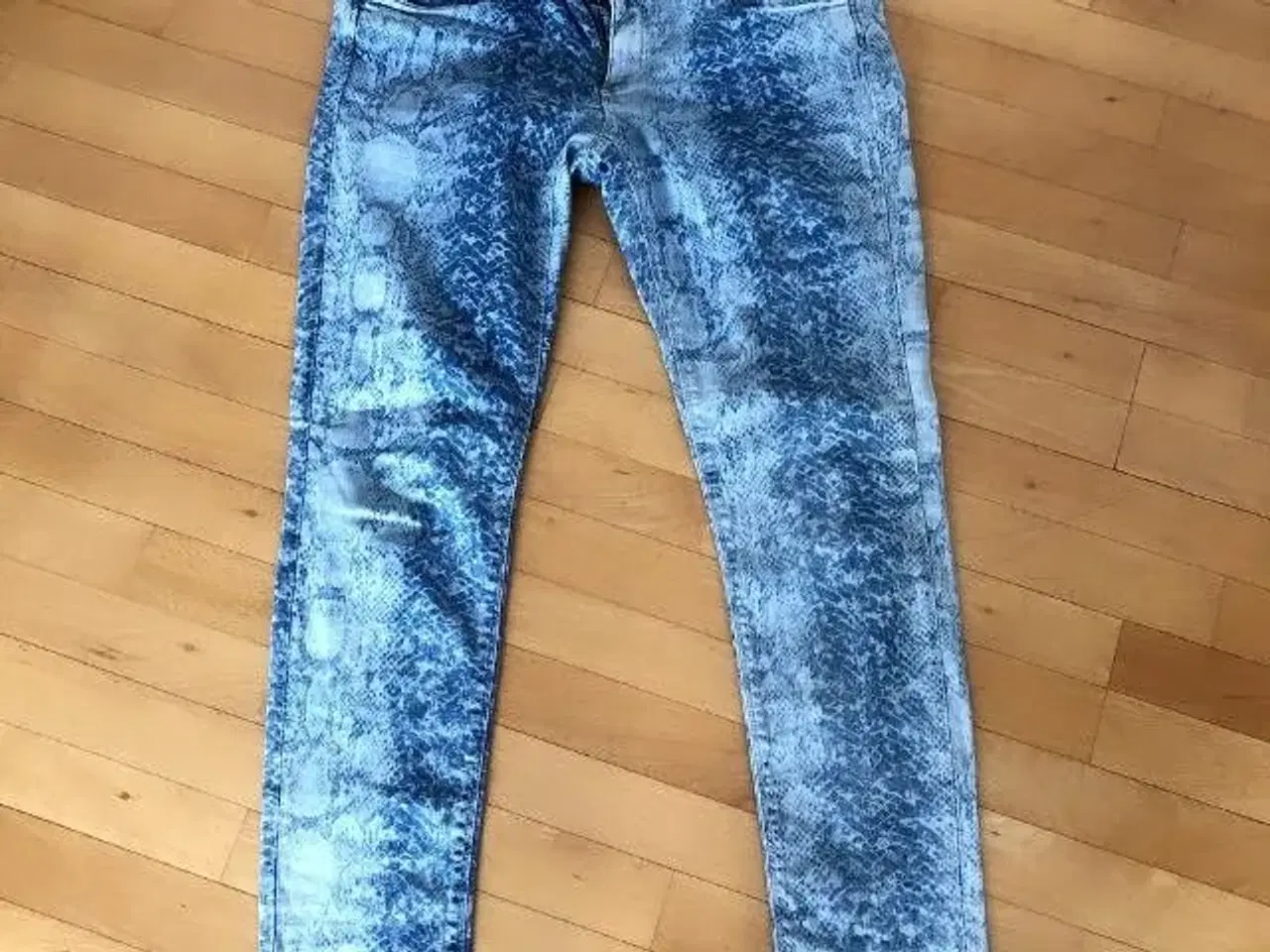 Billede 1 - H&M fede mønstrede jeans str 33. Low waist. 