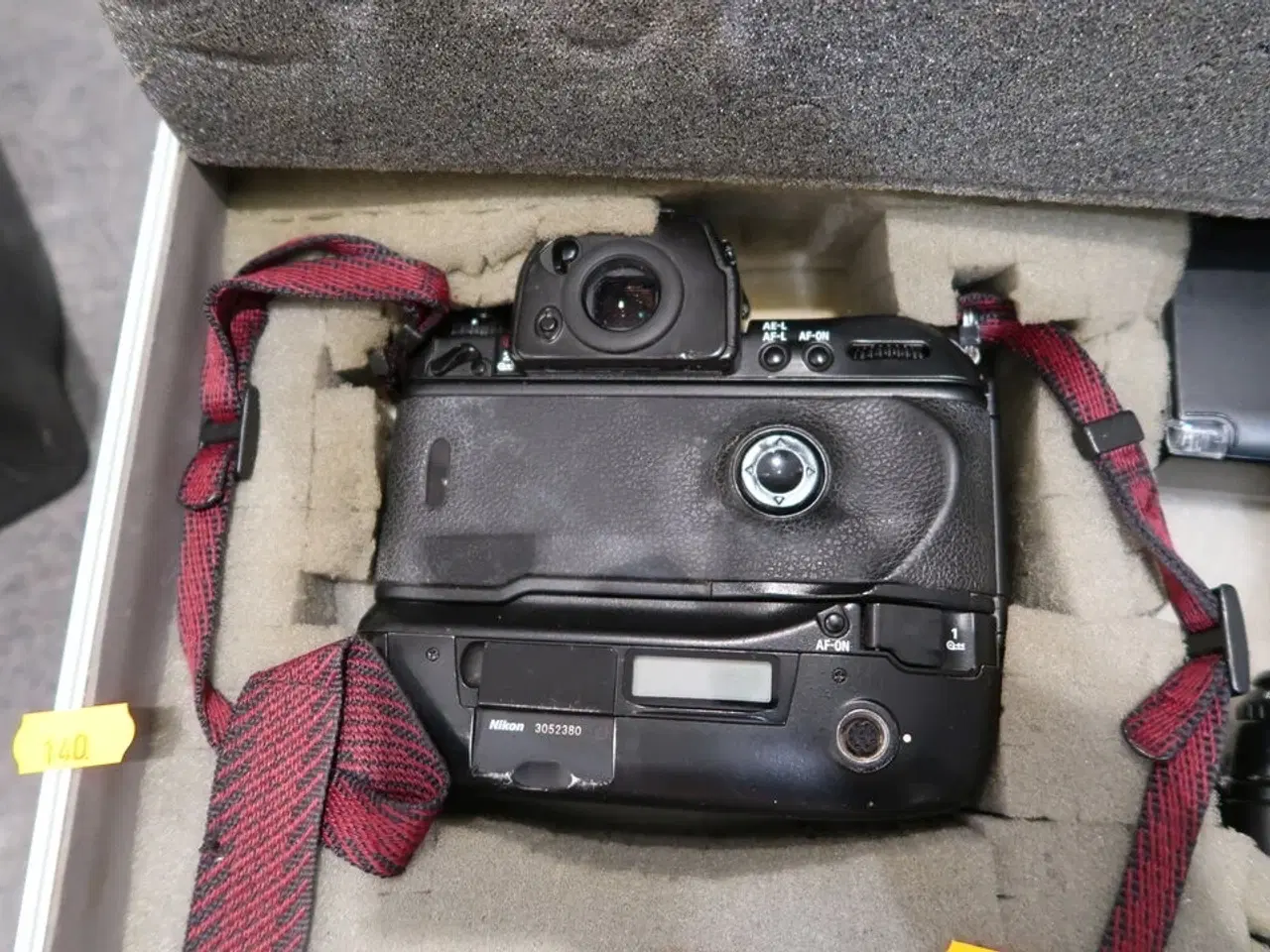 Billede 2 - Kuffert med 2 stk. kamera NIKON MB-23, 3052380 samt flash