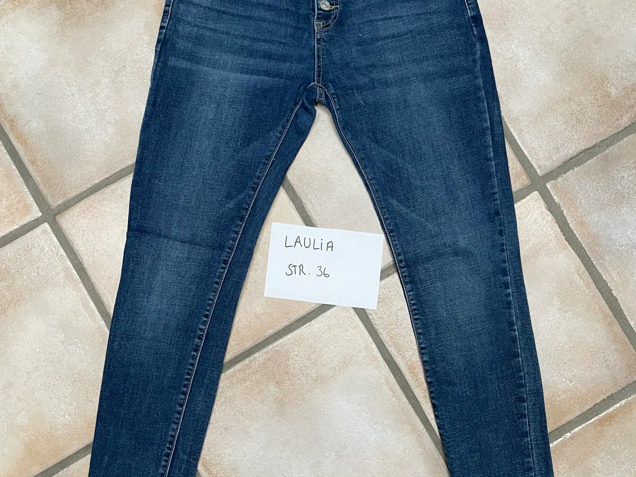 Billede 2 - Laulia jeans str 36 - som nye!