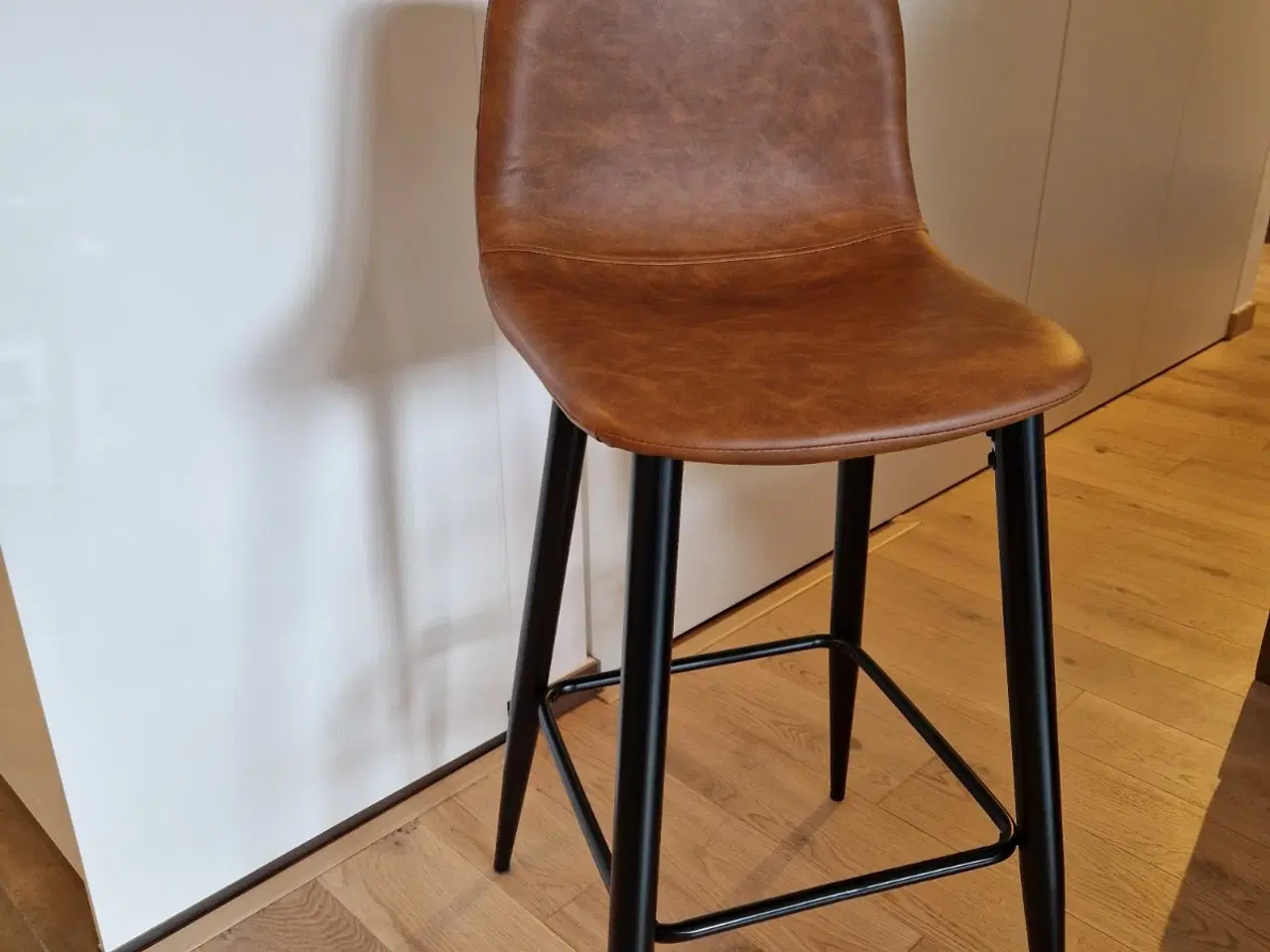 Billede 1 - 2 køkkenstole med læderlook