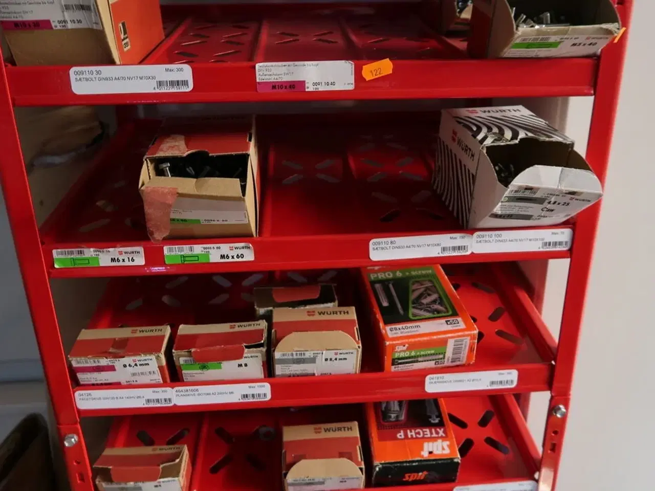 Billede 3 - Reol med div. Skruer m.m.