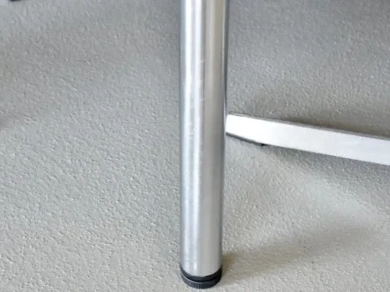 Billede 8 - Bent krogh mødebord med nymalet grå bordplade på ben i krom