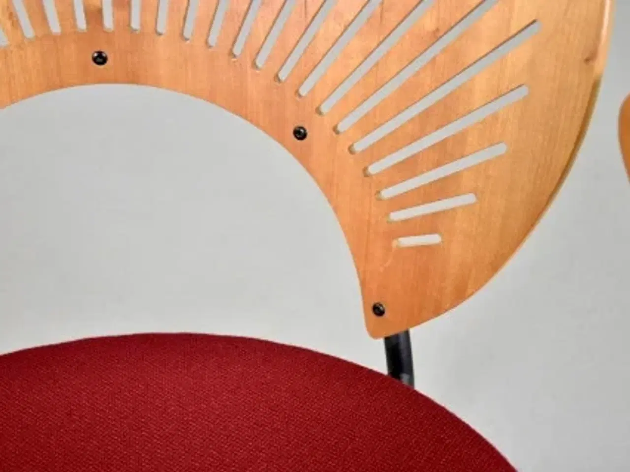Billede 8 - Nanna ditzel trinidad stol i kirsebær med armlæn, rødt polster og sort stel