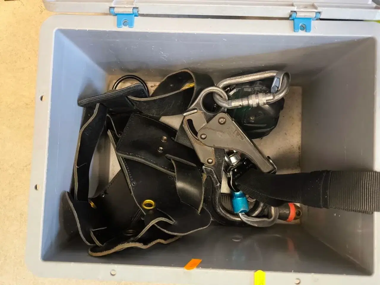 Billede 3 - Kasse m. sikringsgrej samt div.