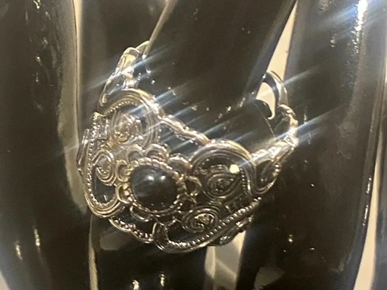 Billede 1 - * Sterlingsølv; Smuk fingerring - med sort sten