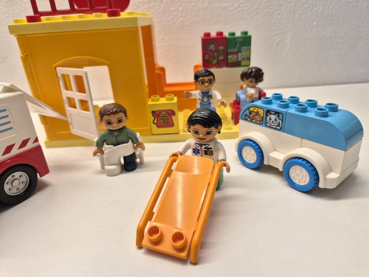 Billede 3 - Duplo Hospitalssæt med figurer og køretøjer