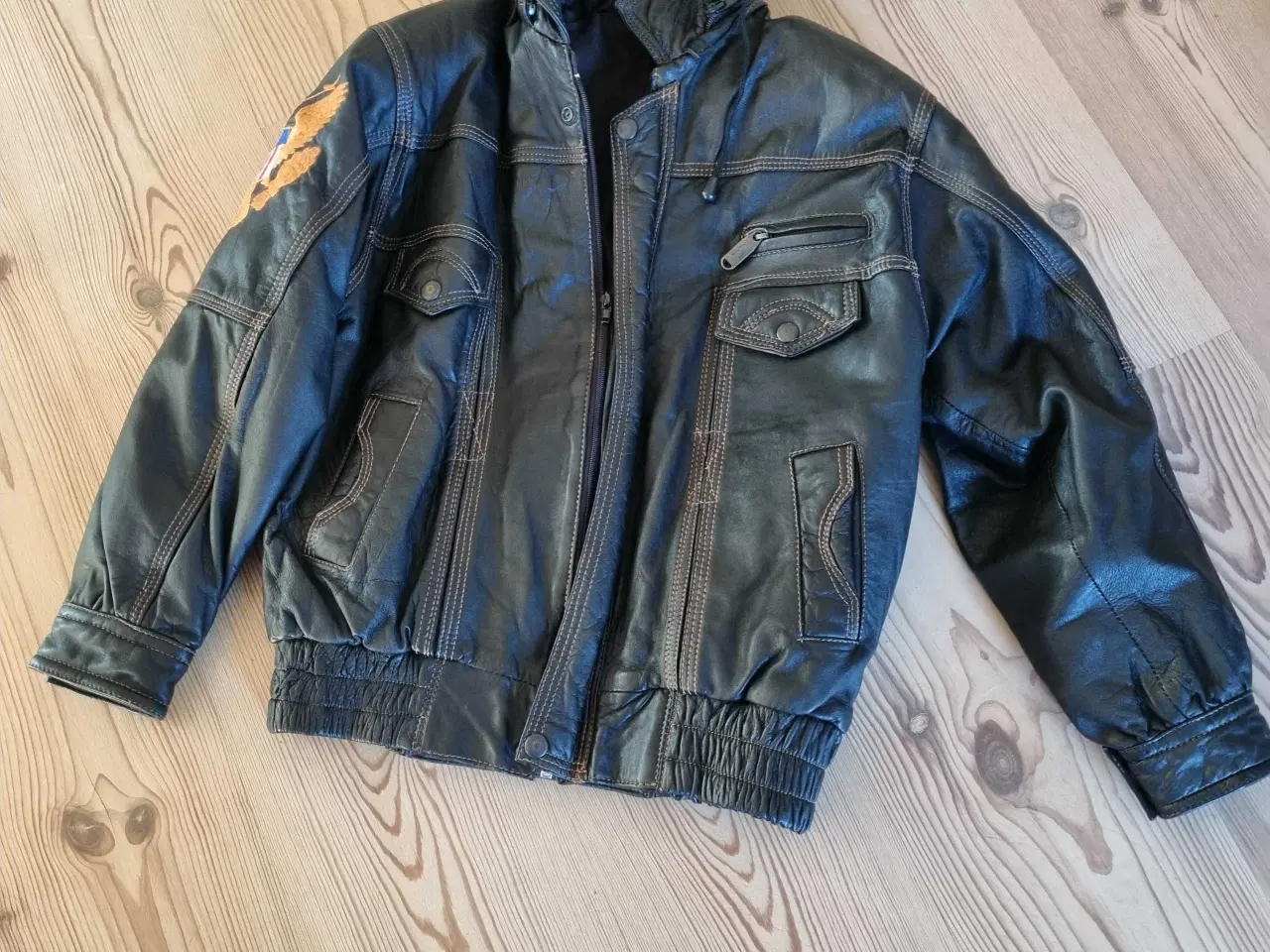 Billede 1 - Ægte Læderjakke med påsyet mærker