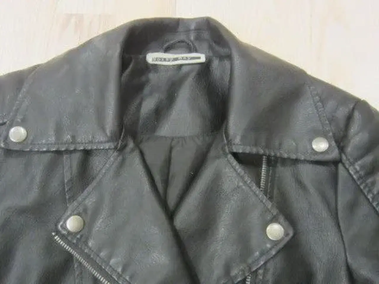 Billede 2 - Str. XS, jakke i læder-look