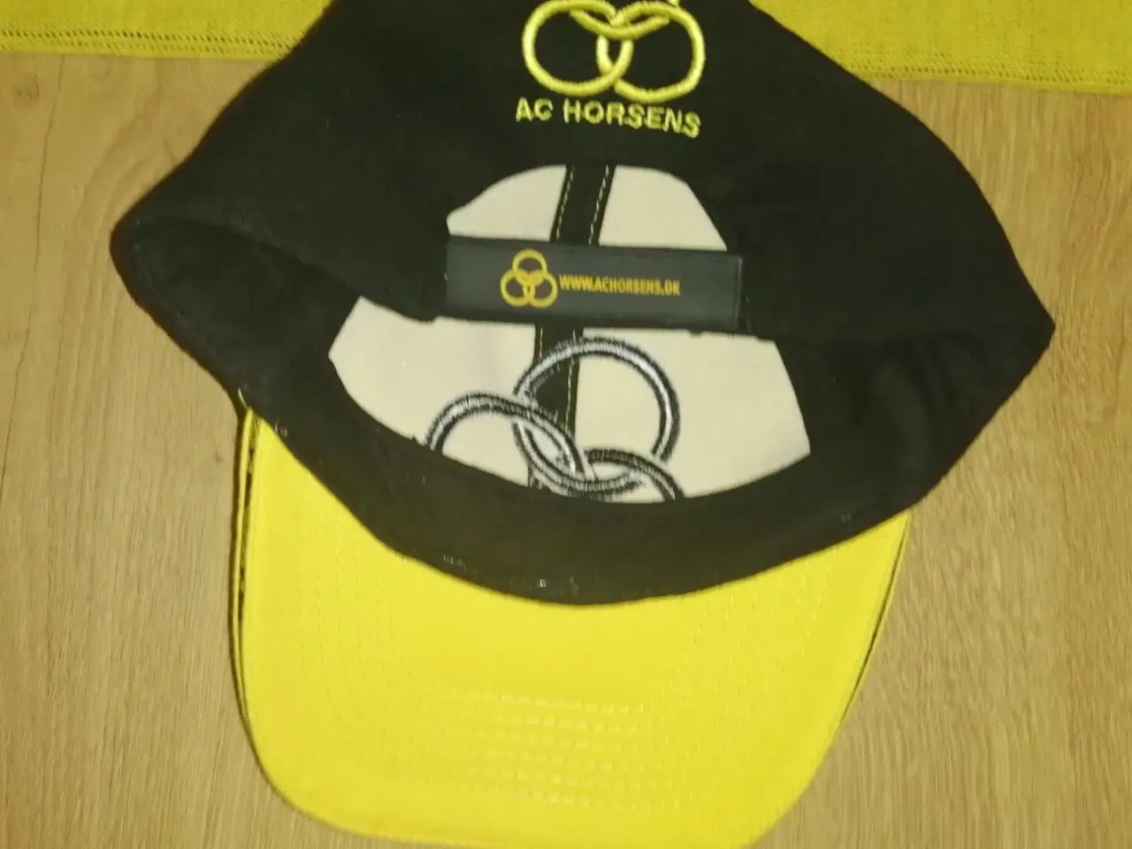 Billede 3 - SOM NYT, AC HORSENS CAP OG HALSTØRKLÆDE