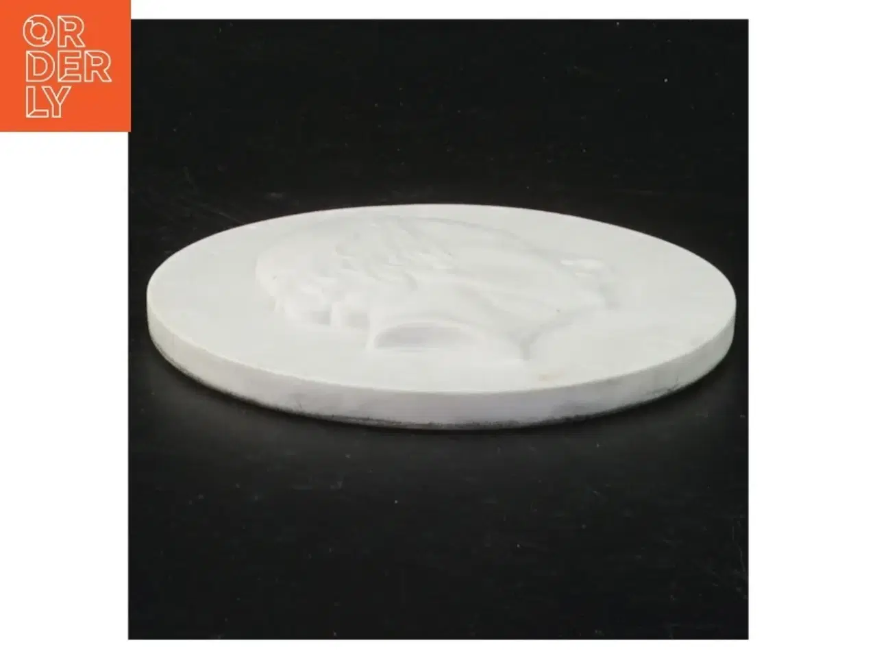Billede 4 - Hvid porcelænsplatte med relief af H.C.Andersen fra Royal Copenhagen (str. Ø 10,5 cm)
